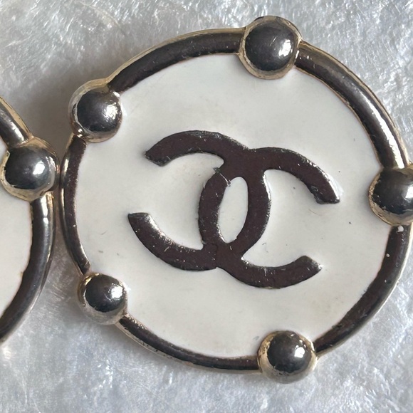 CHANEL vintage CC Logo earrings - Picture 5 of 9